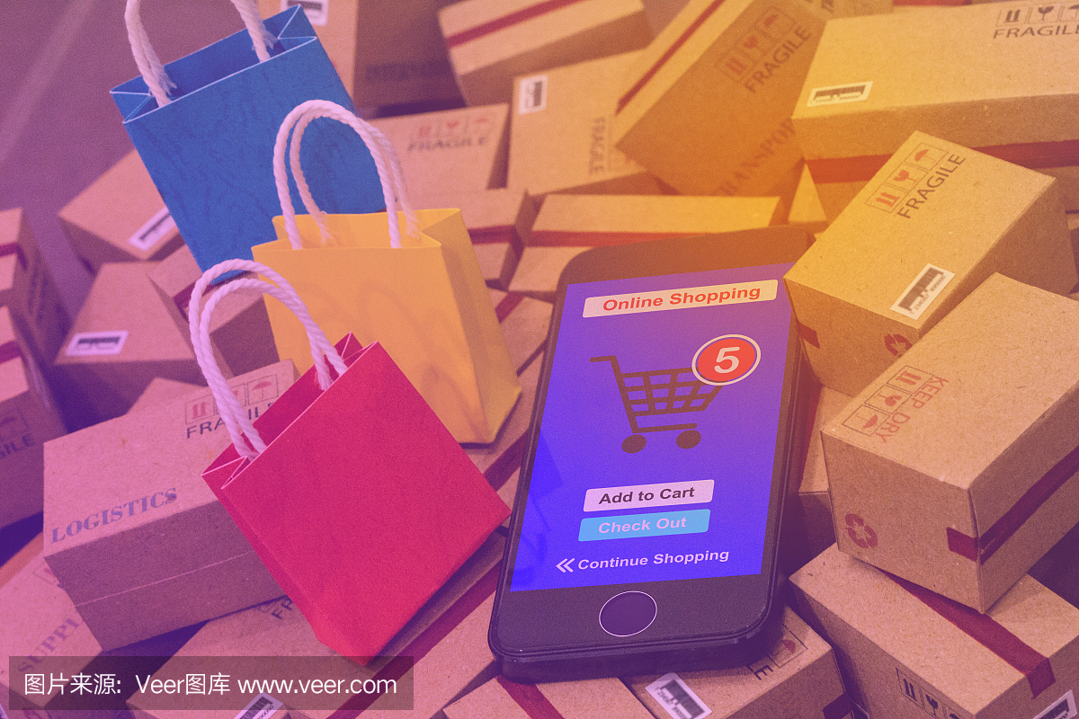 黑色手机运行一个在线购物应用程序,放置在三个纸袋和包装纸板箱附近。消费者可以通过连接互联网的智能设备从网上商店购买商品。